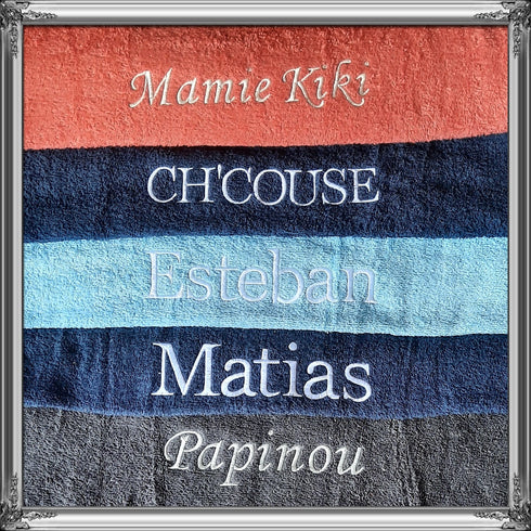 LOT: 2 Serviettes personnalisées 50x100cm et 70x130cm avec prénom brodé: 8 couleurs